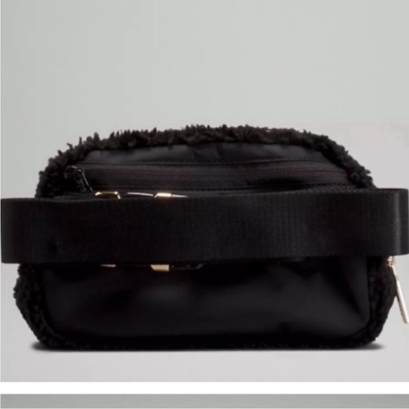 Lululemon Black Everywhere Fleece Belt Bag Silver Buckle NWT - Picture 4 of 12